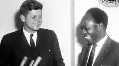 John F Kennedy oo la taagan madaxweynihii u horeeyey ee Ghana Kwame Nkrumah, Aqalka Cad, Maarij 1961