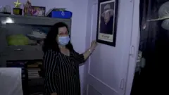 डॉ. व्ही. के. राजपाल यांच्या फोटोसोबत मधू राजपाल