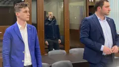 Александр Гусов (на дальнем плане) в Тверском суде Москвы