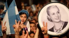 Arjantin'de Pazar günü Peronistlerin zafer kazanmasının ardından düzenlenen kutlamalardaki bir fotoğrafta 1952'de ölen Eva Perón görülüyor