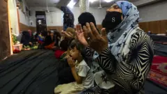 أدى العنف إلى أزمة إنسانية حادة مع نزوح عشرات الآلاف
