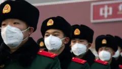 中國解放軍站在天安門前。