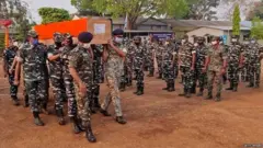 సహచరుల మృతదేహాలు మోసుకొస్తున్న జవాన్లు