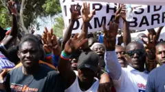 Des manifestants exigeant le départ du président Adama Barrow du pouvoir.