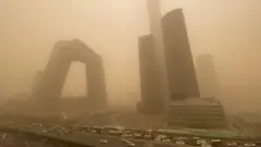 Imagem aérea mostra pequim com céu turvo