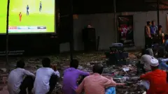 ২০১৪ সালে টিভিতে একটি টি-টোয়েন্টি ম্যাচ দেখছেন পুরান ঢাকার কিছু মানুষ