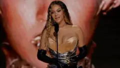 Beyonce dey collect her award