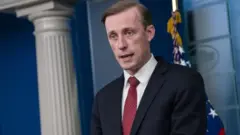 El asesor de Seguridad Nacional, Jake Sullivan, responde a las preguntas de los medios de comunicación durante la rueda de prensa diaria en la Casa Blanca en Washington, DC, EE. UU., el 11 de febrero de 2022.
