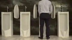Umugabo uri kunyara