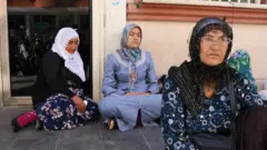 HDP önünde eylem yapan kadınlar