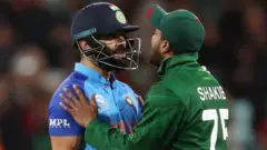 ম্যাচের একটি মুহূর্তে ভিরাট কোহলি ও সাকিব আল হাসান মুখোমুখি