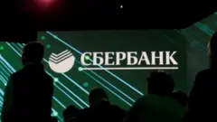 فتح بنك سبيربانك تحقيقا داخليا وسط توجيه اتهامات لاثنين من موظفيه