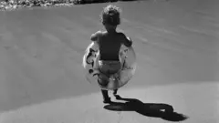 ኣብ ደንደስ ባሕሪ ጠጠው ዝበለ ህጻን ቆልዓ