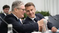 Thủ tướng Anh Keir Starmer (trái) và Tổng thống Pháp Emmanuel Macron tại hội nghị thượng đỉnh Cộng đồng Chính trị châu Âu hôm 4/5