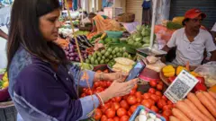 Mulher escaneando QR Code do Google Pay em uma banca de legumes