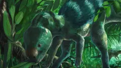 Representación artística de un pequeño dinosaurio verde de pie sobre sus dos patas traseras, con la espalda peluda, y mordisqueando algunas hojas en el suelo, cerca de la base de un árbol.