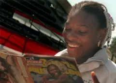 Serena Williams tenant un magazine 