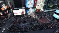 متظاهرون في ساحة "تايمز سكوير"