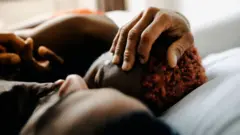 Mahusiano ya wazi kwa ujumla yanahusishwa na watu wanaojihusisha kimsingi na mahusiano ya kimapenzi nje ya ushirikiano wao uliopewa kipaumbele, wa watu wawili.