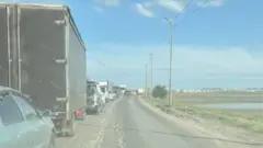 ইউক্রেনের মেলিটোপোল শহরের মেয়র ইভান ফোদোরভ- যিনি এখন পালিয়ে গিয়ে অন্য শহরে থাকেন- সোশাল মিডিয়াায় এই ছবি পোস্ট করে লিখেছেন জাপোরিশার রুশ নিয়ন্ত্রিত বেশ কিছুৃ শহর থেকে হাজার হাজার মানুষ চলে যেতে শুরু করলে রাস্তায় বিশাল যানজট তৈরি হয়