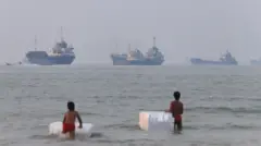 ормуски мореуз, деца се купају, а у позадини су бродови
