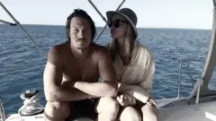 Alex e Ellidy em um barco