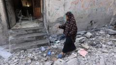 Una mujer palestina inspecciona la destrucción alrededor de una casa que fue alcanzada por un bombardeo israelí en Rafah.