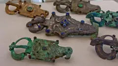 Прикрашені камінням середньовічні фібули (застібки) з колекції артефактів, яку повернули в Національний музей історії України 