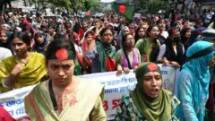 बांग्लादेश में सड़कों पर उतरे छात्र