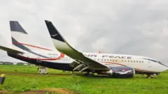 Aircraft wey land wit grass under am