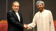 Le ministre iranien des Affaires étrangères, Abbas Araghchi, serre la main du ministre omanais des Affaires étrangères, Sayyid Badr Albusaidi