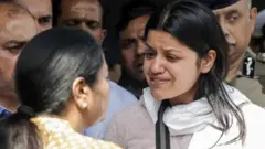 ভারতীয় নৌবাহিনীর কর্মকর্তা বিনয় নারওয়ালের স্ত্রী হিমাংশীকে সামাজিক যোগাযোগ মাধ্যমে নিশানা করা হচ্ছে বলে অভিযোগ। 