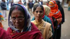 ৩০ ডিসেম্বর, ২০১৮; বাংলাদেশের একাদশ জাতীয় নির্বাচনে ভোট দিতে লাইনে দাঁড়িয়ে আছেন নারী ভোটাররা।