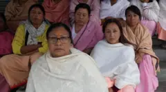 जिरिबाम मध्ये सुरक्षा रक्षकांनी 10 सशस्र लोकांना मारलं. त्यांचे फोटो पोस्टरवर लावले आहेत.