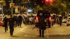 Desetine muškaraca sa štitovima i kacigama na ulicama Valjeva