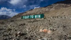 লাদাখের বিতর্কিত সীমান্ত এলাকায় ভারত ও চীন প্রায়ই পরস্পরের বিরুদ্ধে অন্যের এলাকায় ঢুকে পড়ার অভিযোগ এনে থাকে