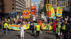 Manifestantes marchando em Nova York