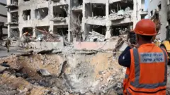 stavbe, ki jih je zadela iranska raketa v Tel Avivu v Izraelu 1. marca 2026.