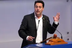 Ratinho Jr em pé, falando em um púlpito