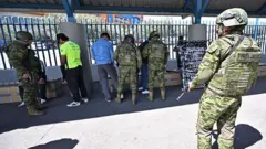 Militares realizam controles de armas e drogas em Quito, no Equador, no dia 10 de fevereiro de 2026, como parte da luta contra o crime