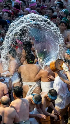 දහස් ගණනක් පිරිමින් වාසනාව සඳහා පොරබදින, ජපානයේ නිරුවත් උත්සවය