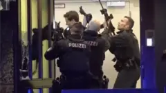 Weerarka Hamburg:  Ciidamada booliska ayaa dhismaha ku xoomay