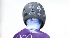 ورزشکار اوکراینی با کلاهی که تصاویر کشته شدگان جنک اوکراین و روسیه روی آن است 