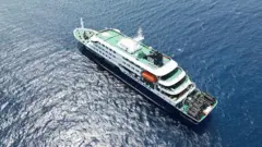 Ta slika iz zraka prikazuje splošen pogled na ladjo za križarjenje MV Hondius, zasidrano v pristanišču Praia, glavnem mestu Zelenortskih otokov, 4. maja 2026.