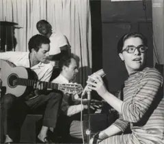 Elis sentada em frente ao microfone, olhando para o lado, com músicos atrás