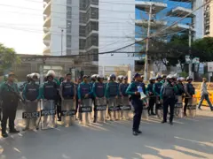 নির্বাচন কমিশনের বাইরে সারিবদ্ধভাবে দাঁড়িয়ে আছেন পুলিশের কিছু সদস্য