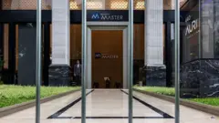 Fachada da sede do banco Master com grades, em São Paulo