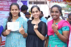 ఓటు వేసిన తర్వాత మహిళలు