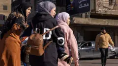 يفرّ سكان الضاحية الجنوبية لبيروت من المنطقة بعد أن هدّد الجيش الإسرائيلي جميع أحياء الضاحية بأمر إخلاء في 5 مارس/آذار 2026 في بيروت، لبنان. وكان حزب الله، الجماعة المسلحة المدعومة من إيران في لبنان، قد أطلق صواريخ على إسرائيل، في ما قال إنه ردّ على الحرب المشتركة بين الولايات المتحدة وإسرائيل ضد إيران.