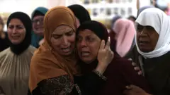 သားဖြစ်သူ စျာပနမှာ ပူဆွေးနေတဲ့ ဂျနင်းမြို့လေကြောင်းတိုက်ခိုက်ခံရမှုမှာ သေဆုံးခဲ့သူ အမျိုးသား ၂ ဦးထဲက တစ်ဦးရဲ့ မိခင် 